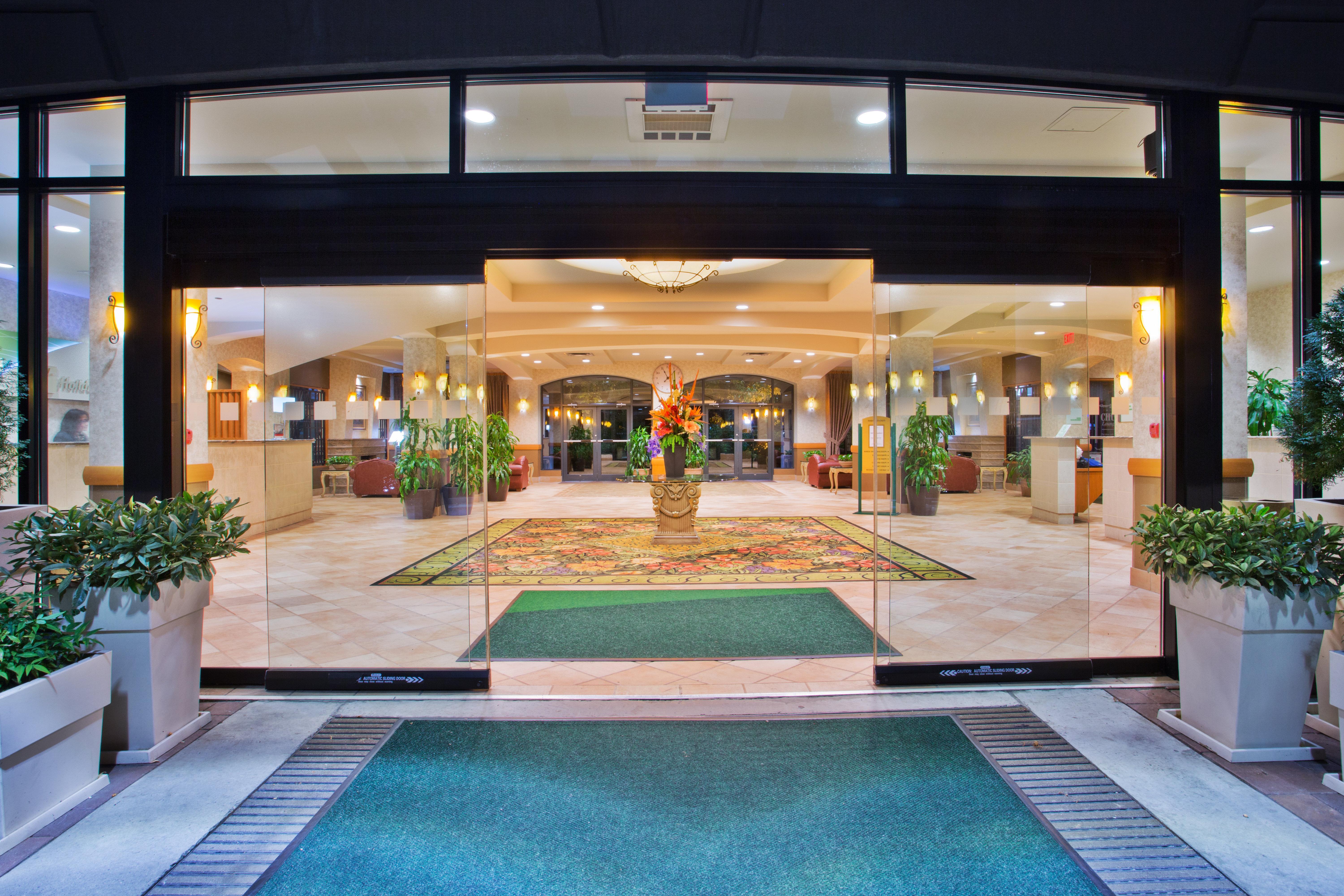 Holiday Inn & Suites North Vancouver By Ihg Exterior photo