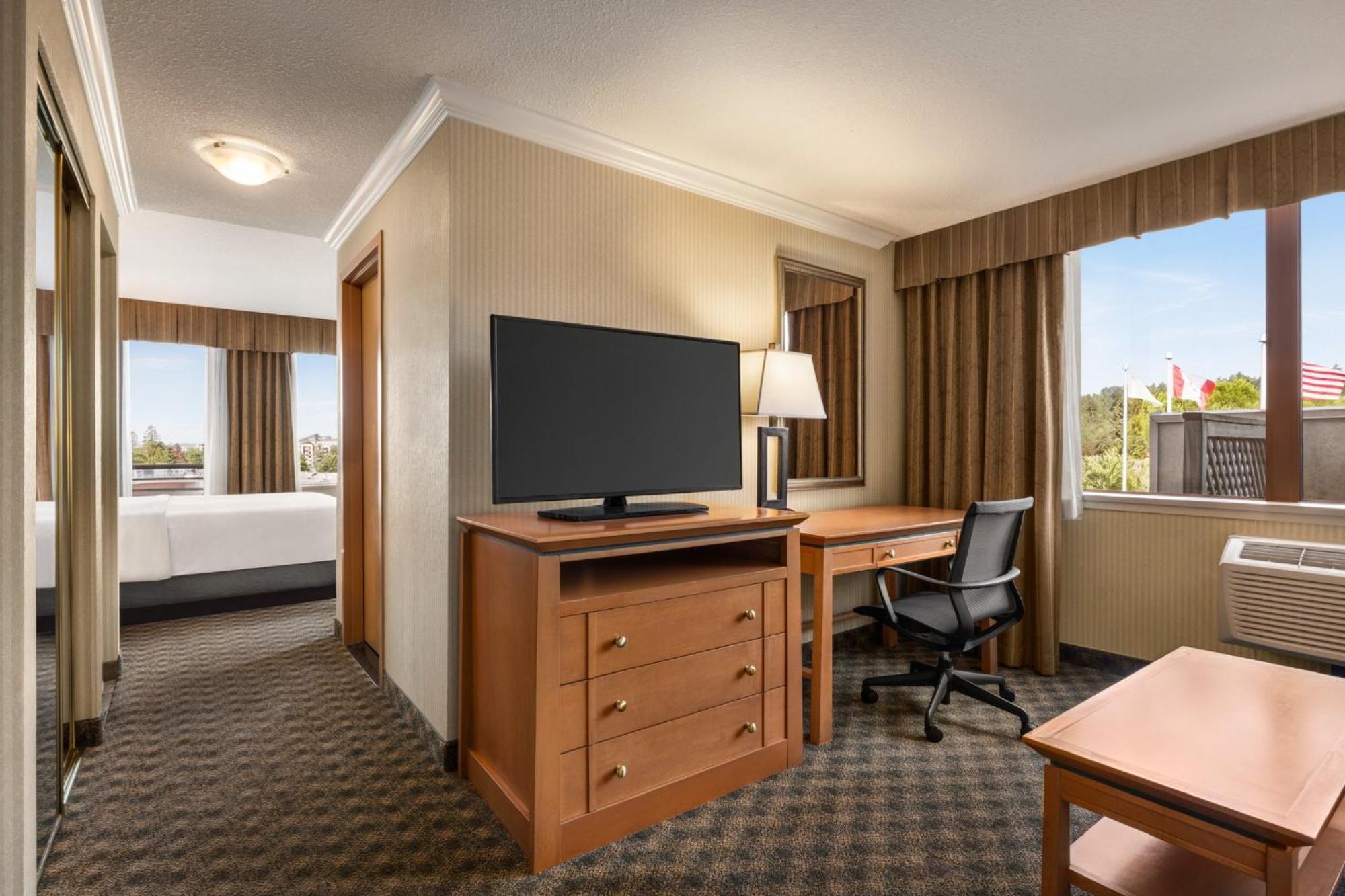 Holiday Inn & Suites North Vancouver By Ihg Exterior photo