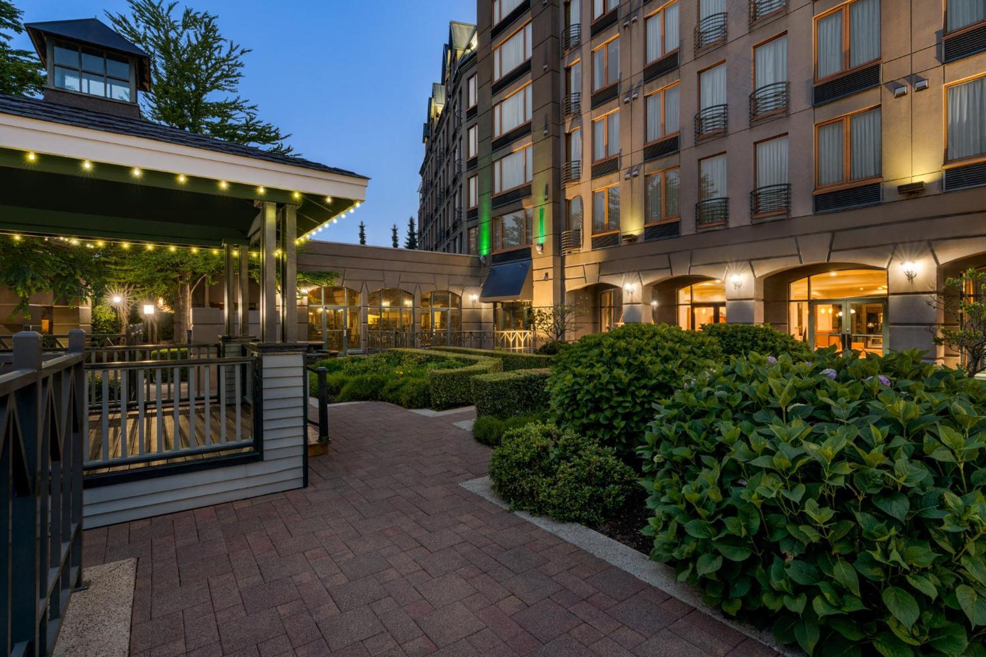 Holiday Inn & Suites North Vancouver By Ihg Exterior photo
