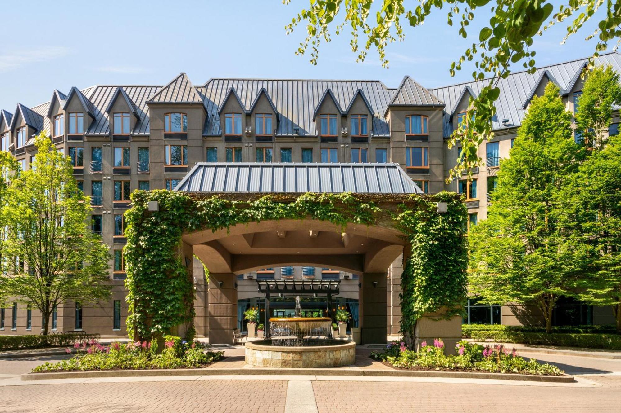 Holiday Inn & Suites North Vancouver By Ihg Exterior photo