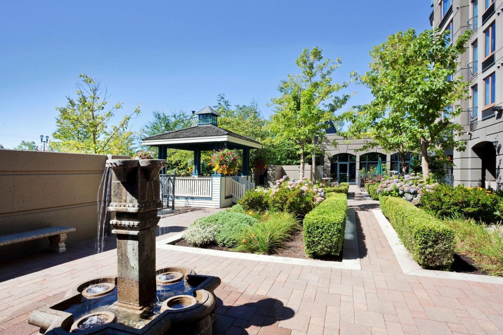 Holiday Inn & Suites North Vancouver By Ihg Exterior photo