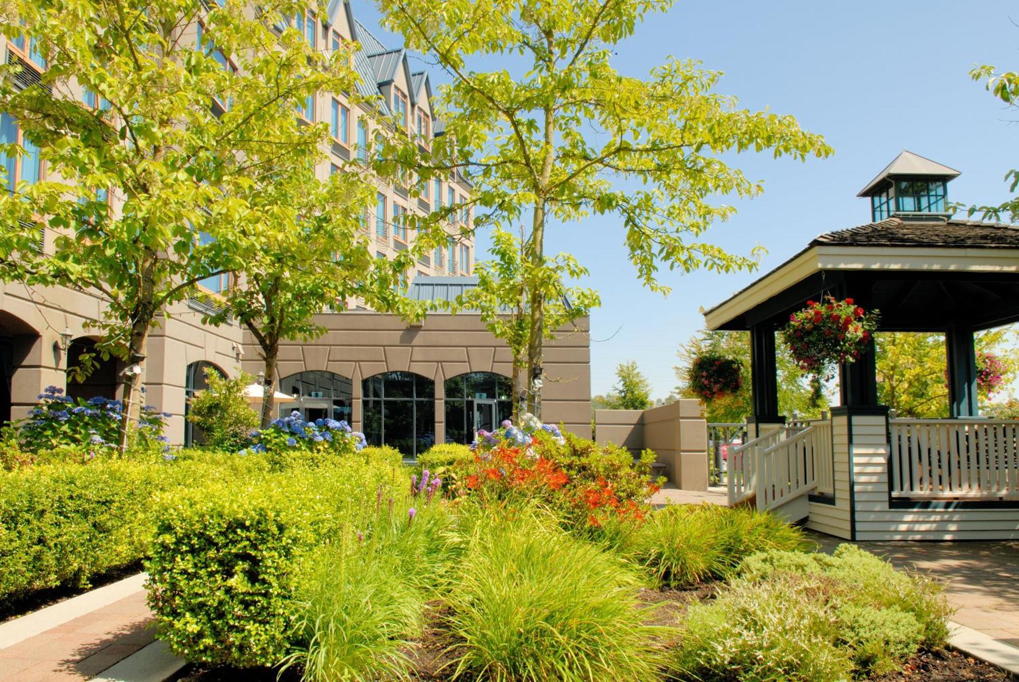 Holiday Inn & Suites North Vancouver By Ihg Exterior photo