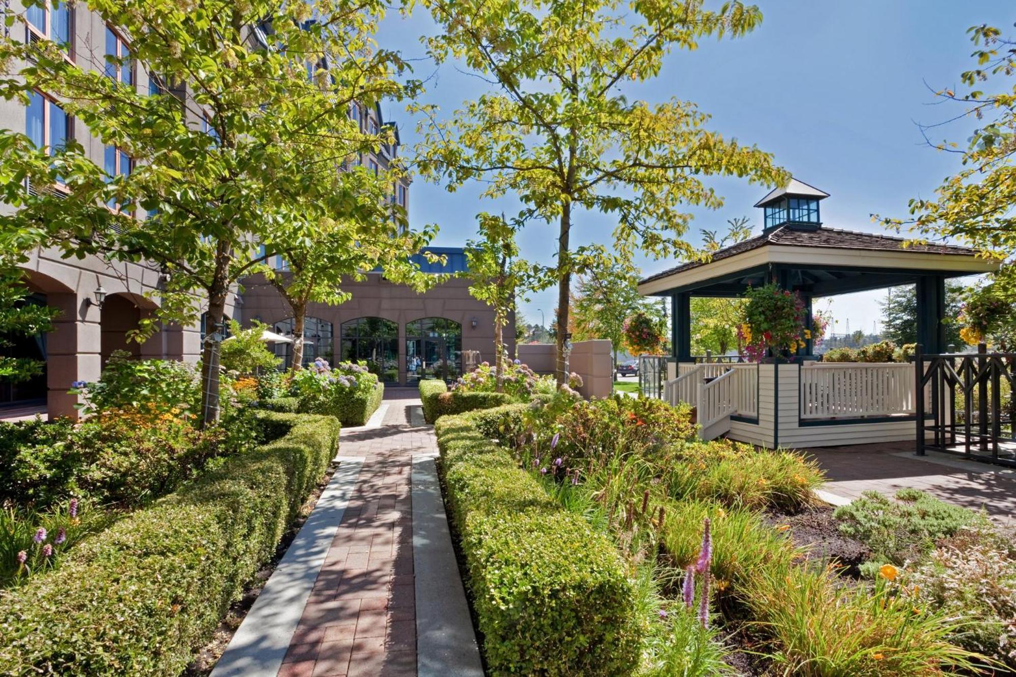 Holiday Inn & Suites North Vancouver By Ihg Exterior photo