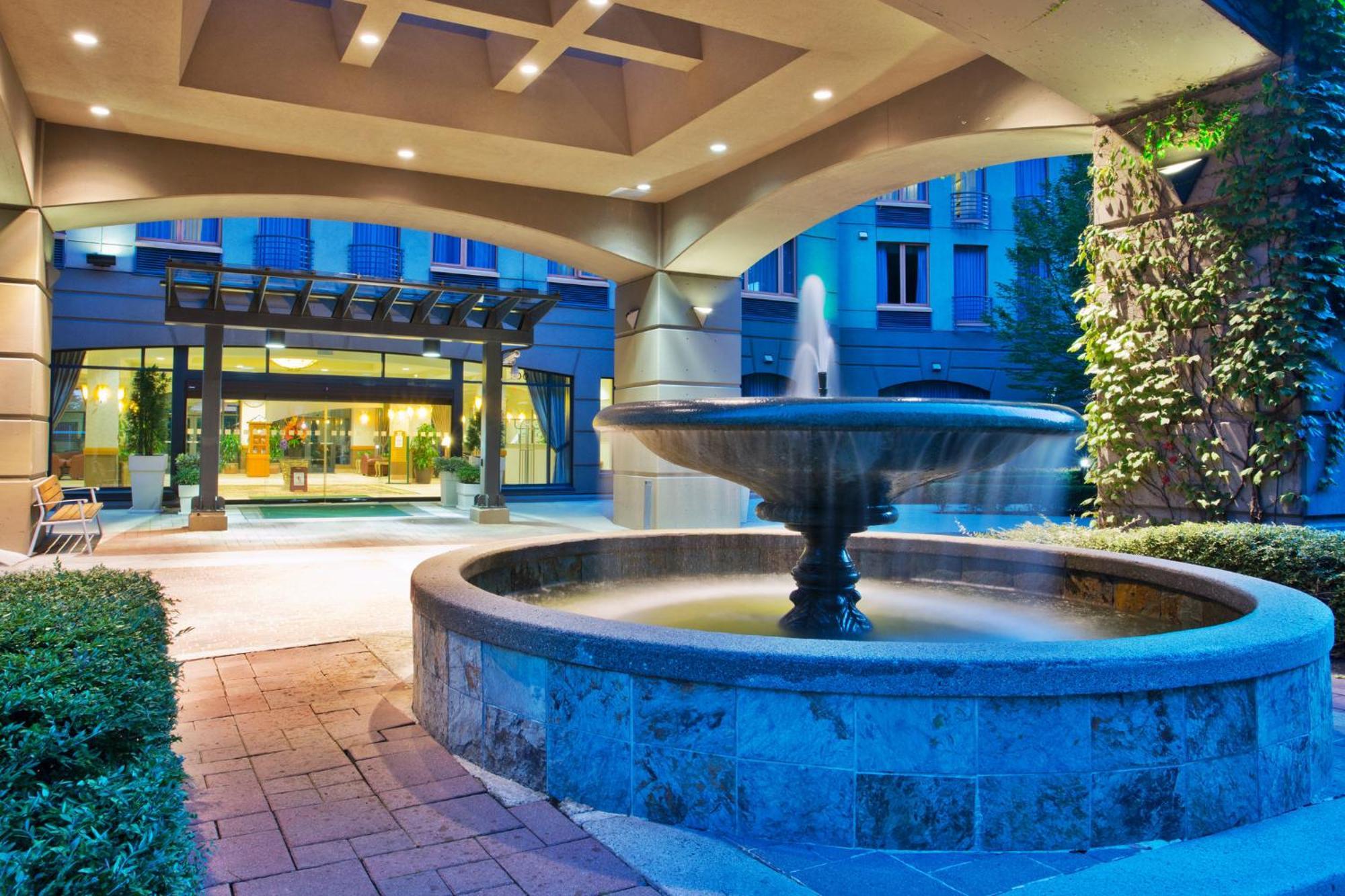 Holiday Inn & Suites North Vancouver By Ihg Exterior photo